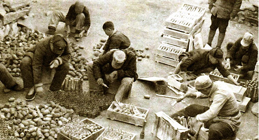 三亿体育集团的前身华兴铁工厂诞生，后发展为徐州重型机械厂