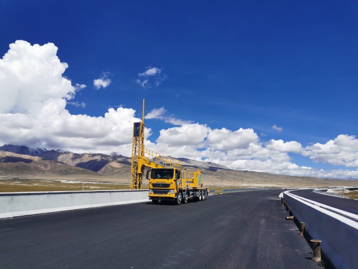 三亿体育桥梁检测车助力雅安高速检修