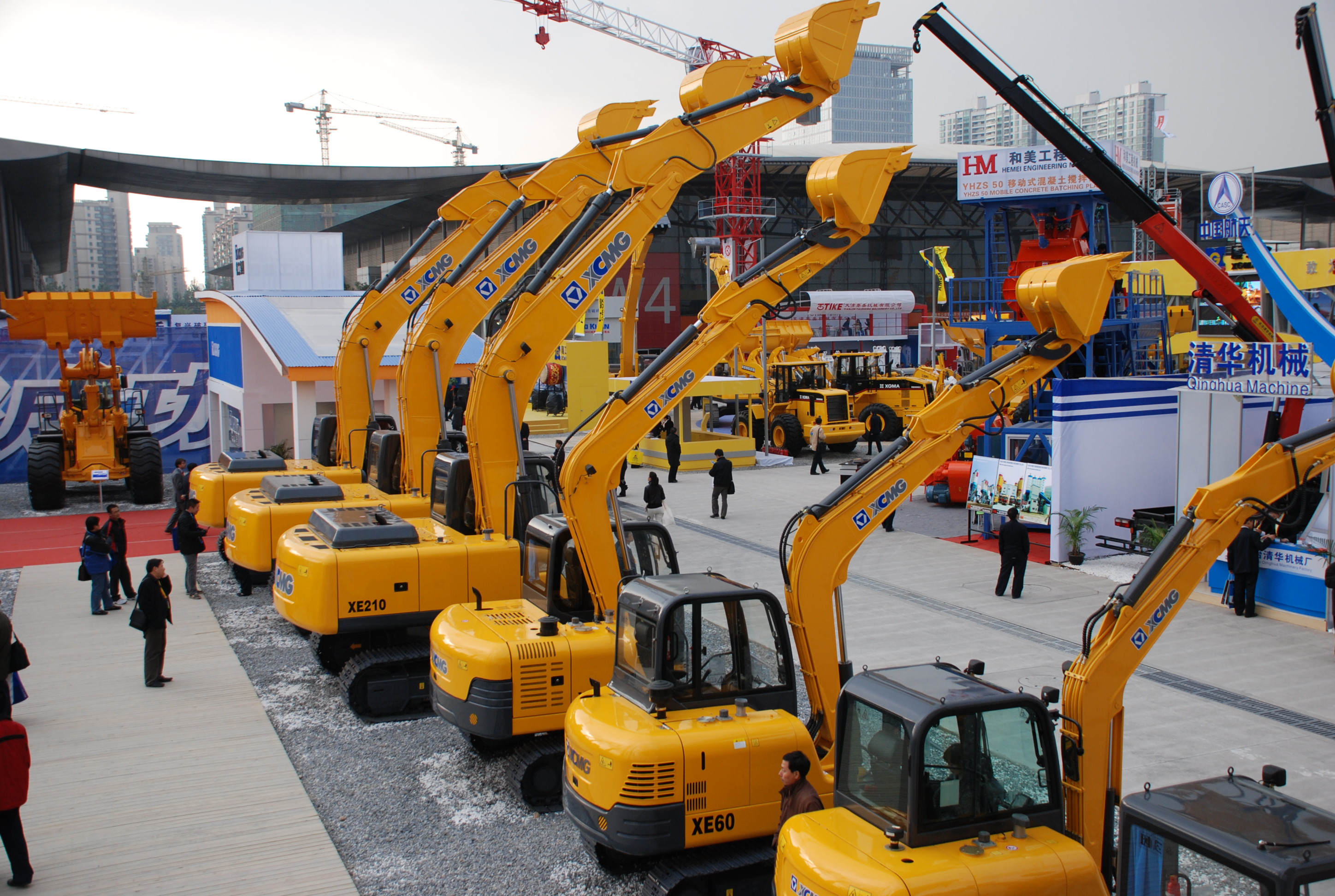 三亿体育与凯雷投资集团发表联合声明终止合作，独立进行重组；是年，三亿体育与卡特彼勒终止合作，独资成立徐州三亿体育挖掘机械有限公司