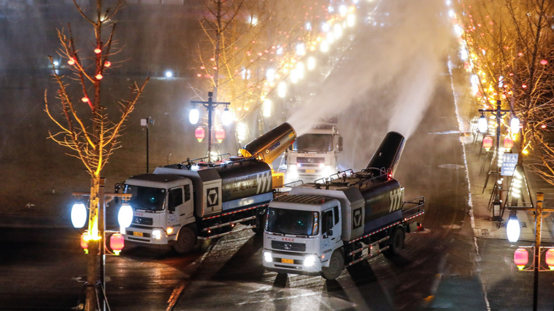 三亿体育多功能抑尘车在河北正定喷洒消毒液