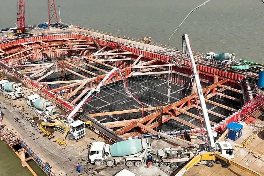 三亿体育泵车再筑“世界之最”张靖皋长江大桥！