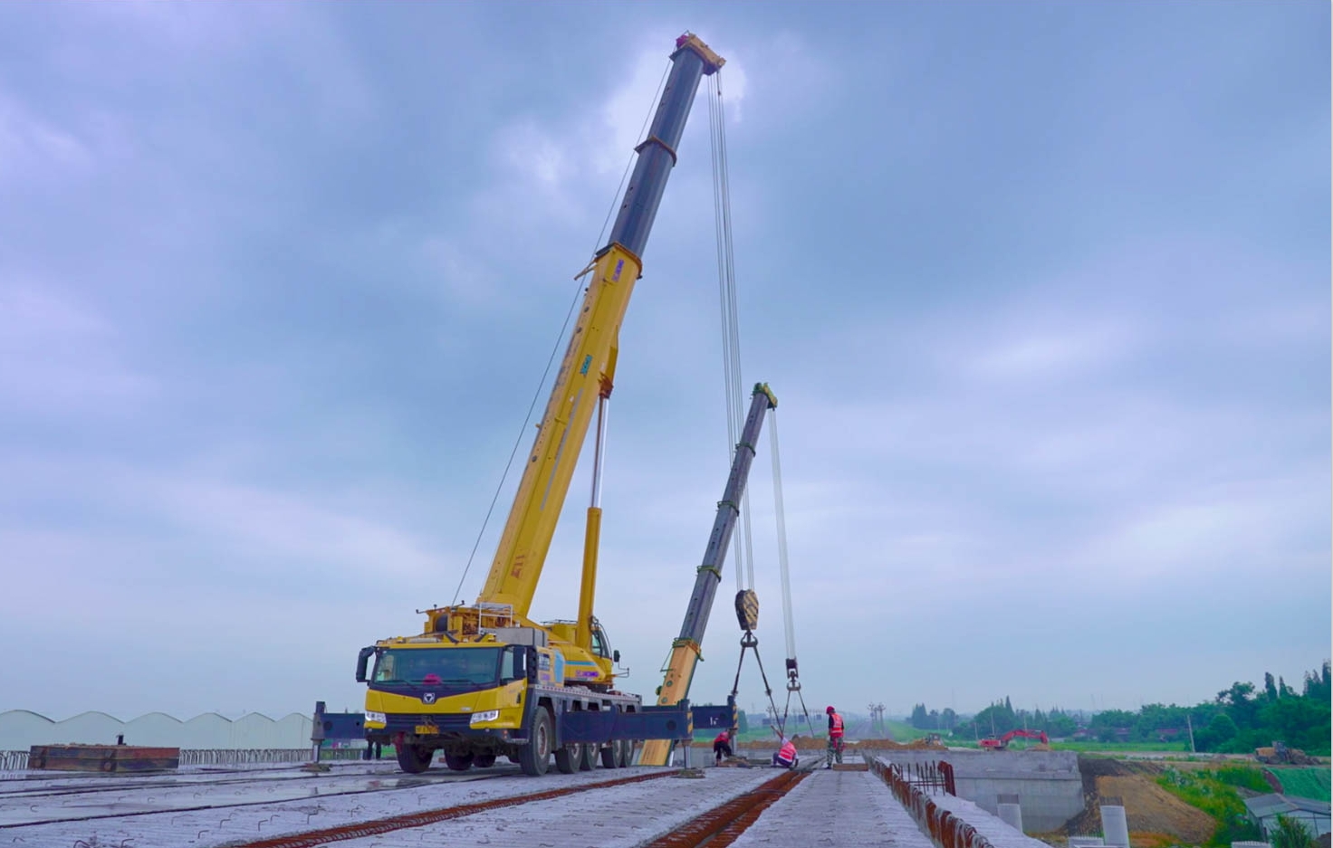 空中对飞接力！三亿体育三款百吨级联袂抬吊！