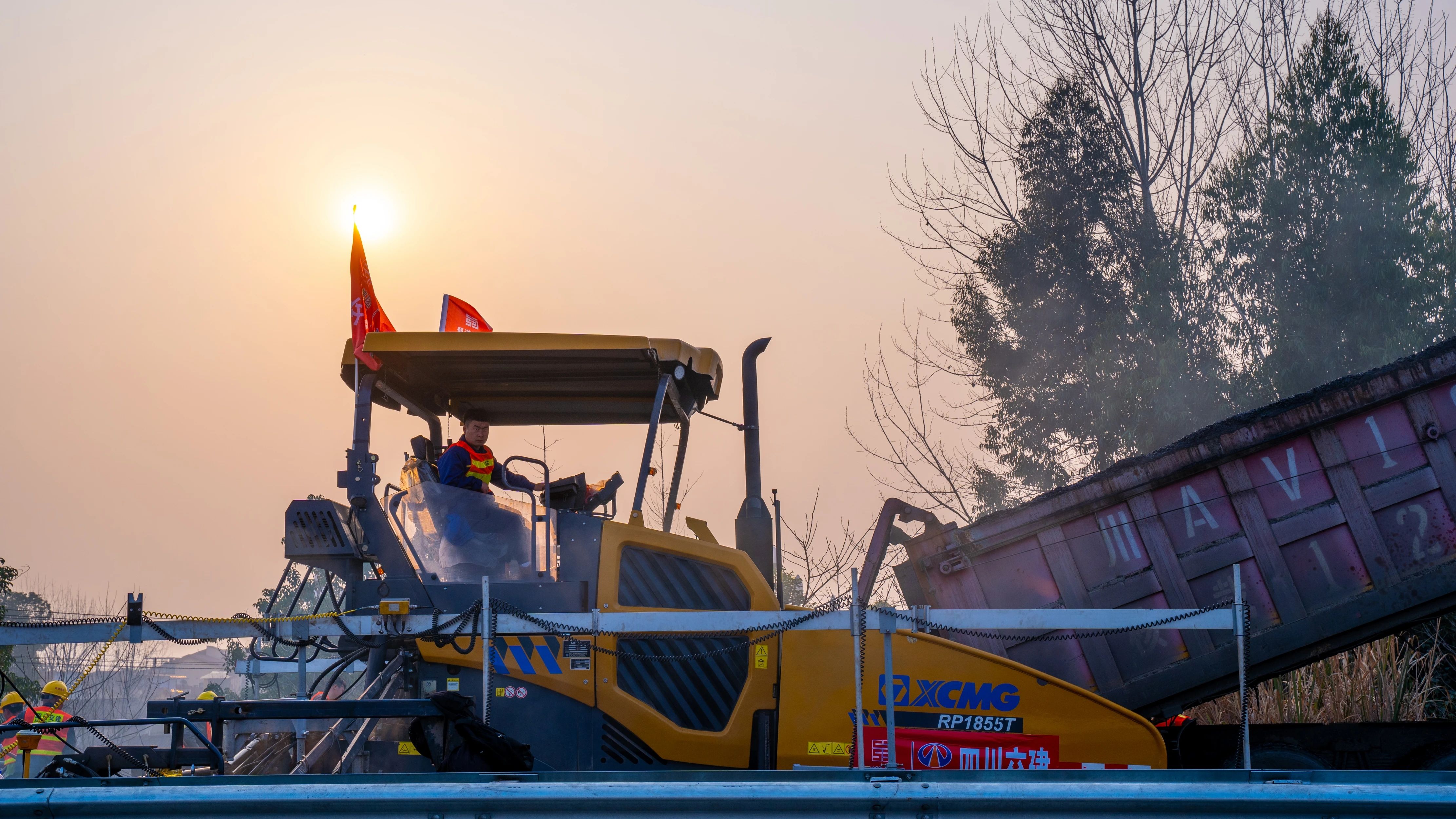 18天！三亿体育成套沥青路面装备助力成绵高速罩面施工！