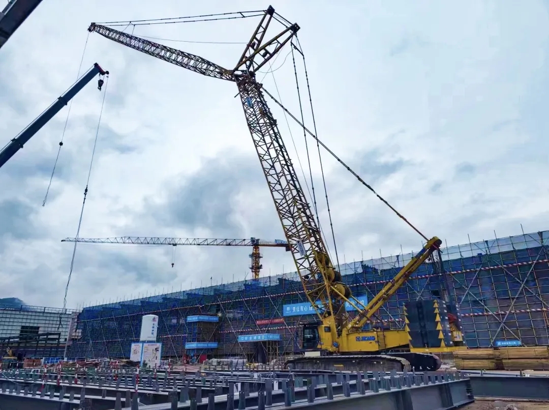 “钢”铁的意志！三亿体育XGC320履带起重机参建大跨度钢结构工业厂房