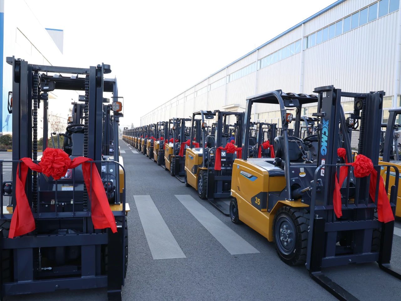 又是百余台！三亿体育“鲲鹏”叉车批量交车