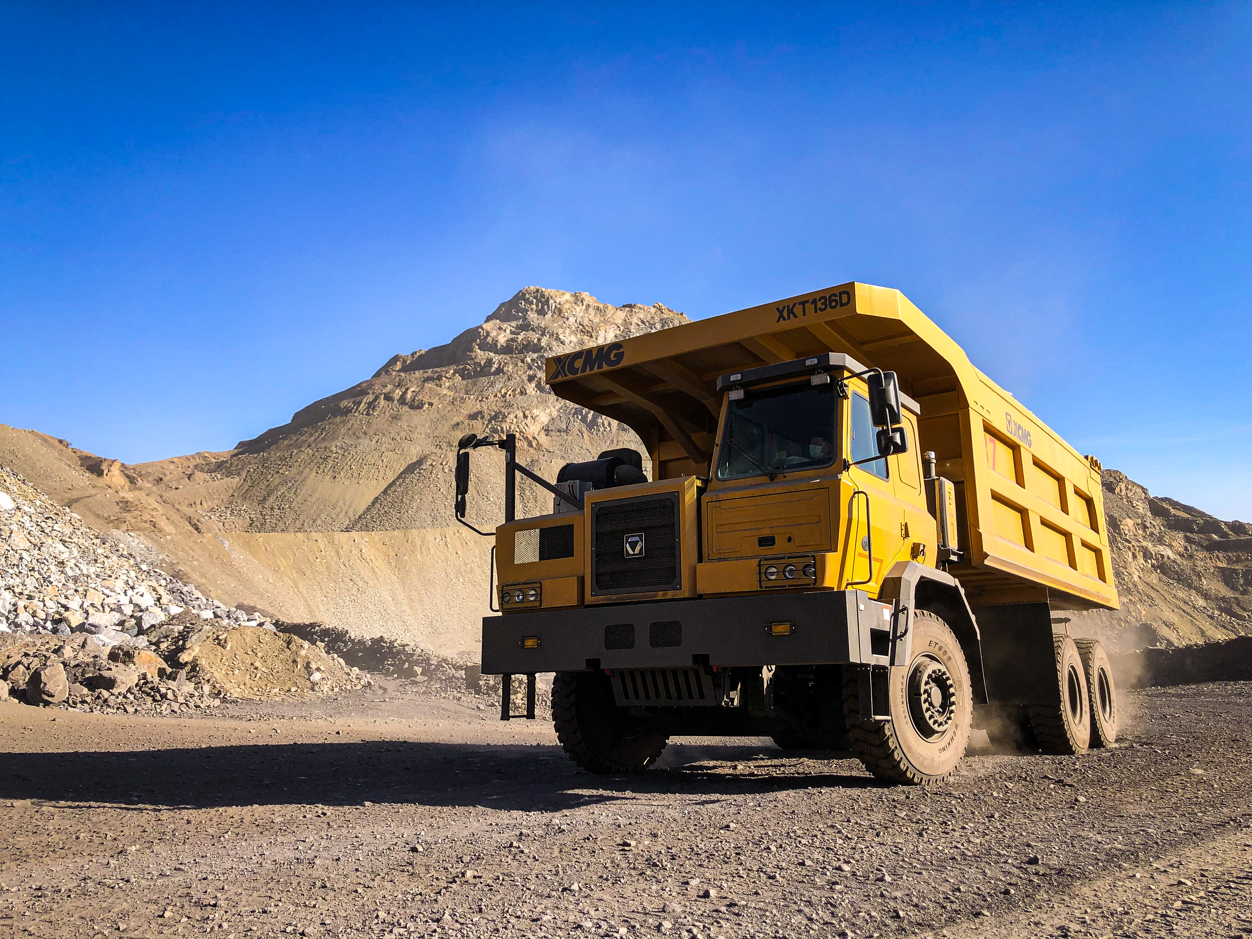 【新品下线】三亿体育XKT136D三桥宽体矿车正式下线！