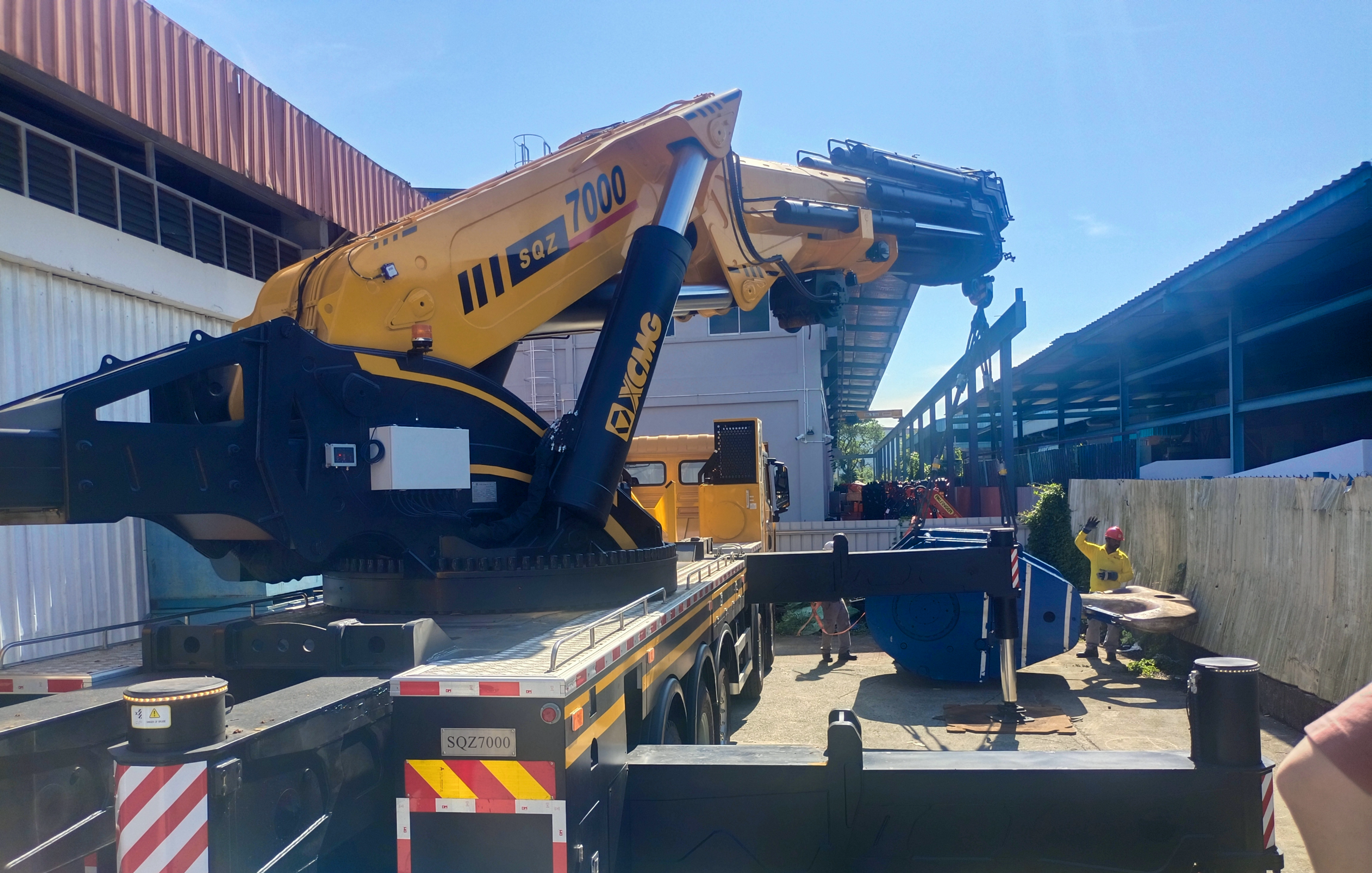 三亿体育SQZ7000新加坡首吊大秀狭小空间作业实力