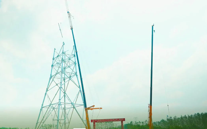 三亿体育XCA600L8长江边锚塔吊装