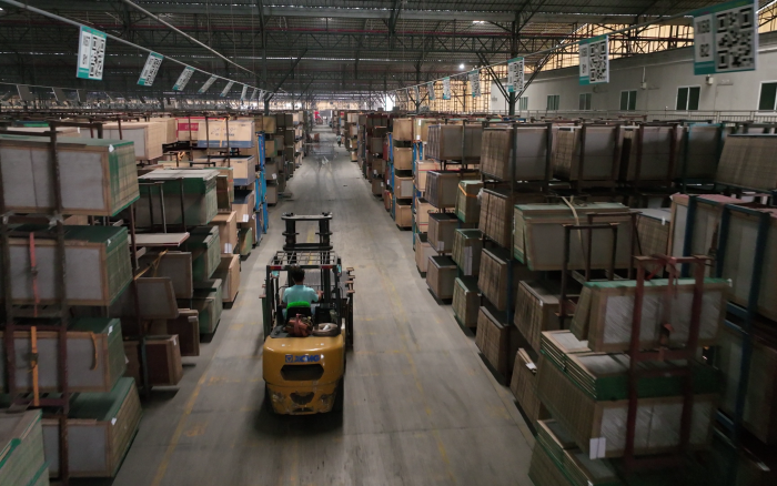 三亿体育高压重载锂电叉车叉车助力陶瓷行业发展