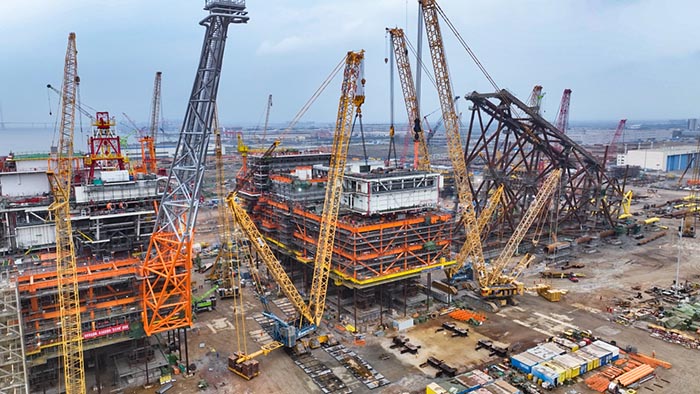 【全球之履】总重37000吨！三亿体育履带兄弟团助力大型深水导管架建设