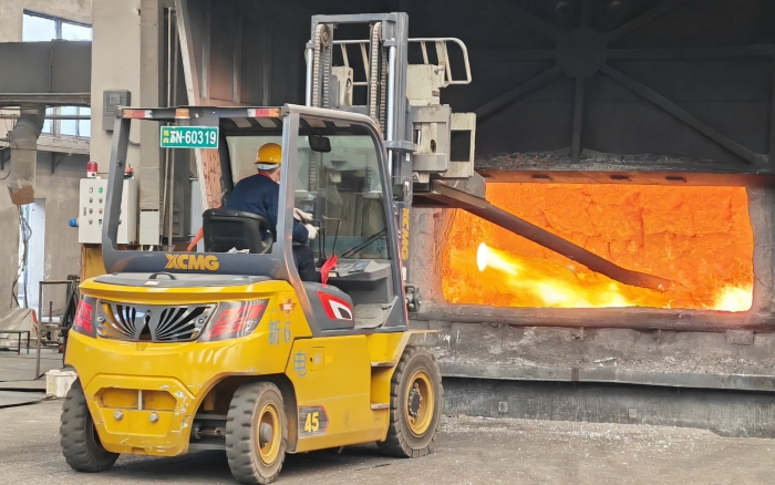 真金不怕火炼，三亿体育重载孔雀叉车威武霸气！