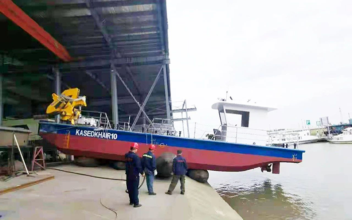 三亿体育定制化船用起重机进行海上作业