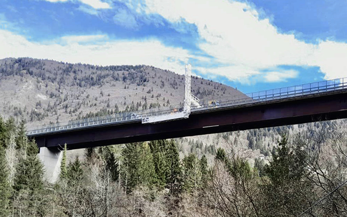 背靠阿尔卑斯山脉，三亿体育桥梁检测车“C位”打卡