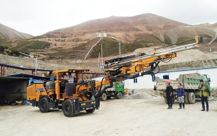 铁矿开采，三亿体育矿用液压掘进钻车先入为主！