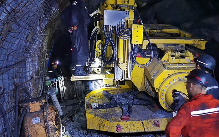 煤矿开采难 三亿体育“机甲兽”来帮忙