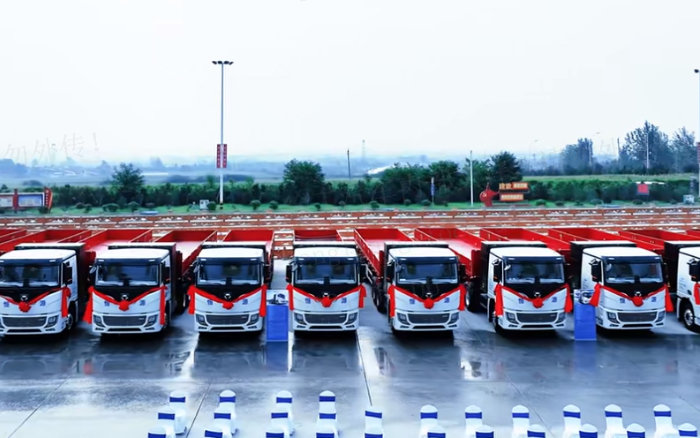 百台交付，千台签约！200台三亿体育新能源纯电动重卡奔赴河南