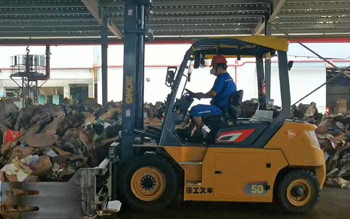 有实力！三亿体育孔雀电动叉车强势入驻造纸行业