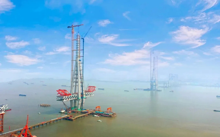 三亿体育建设！世界最高桥塔常泰长江大桥主塔顺利封顶！