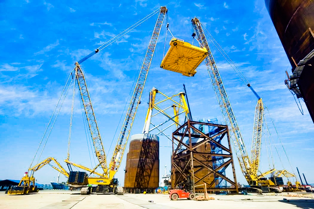 总重1972吨！三亿体育XGC12000助力大型导管架总组顺利吊装