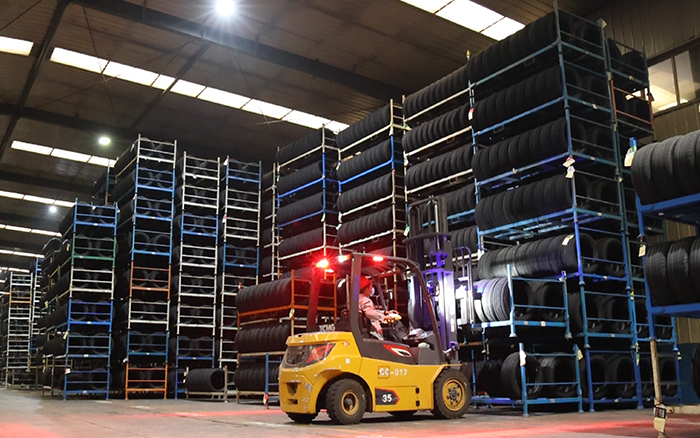 三亿体育孔雀叉车：轮胎企业的得力助手