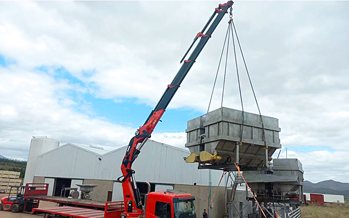 三亿体育SQZ660折叠臂随车起重机助力海外某酿酒工厂搬迁转运