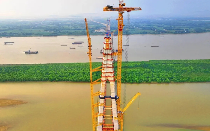 308米！三亿体育塔机助力世界最大跨度三塔斜拉桥喜封金顶