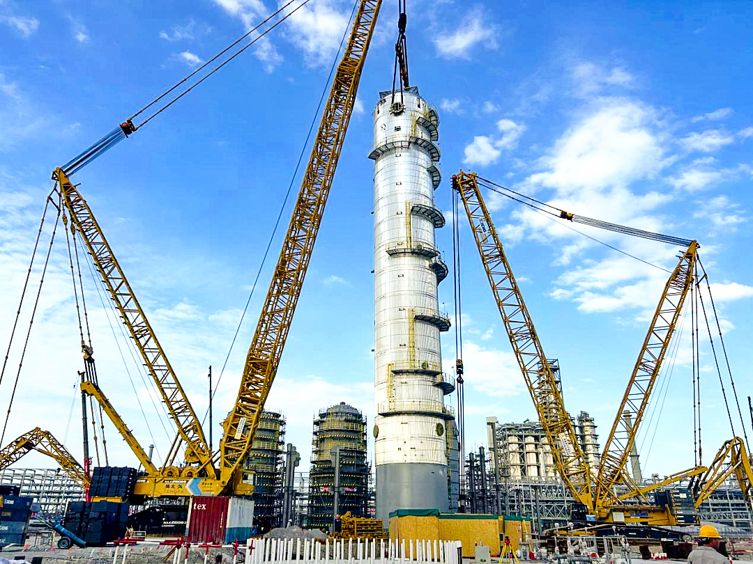 10天3钩！三亿体育XGC88000助力2050吨“西北最高”塔器就位