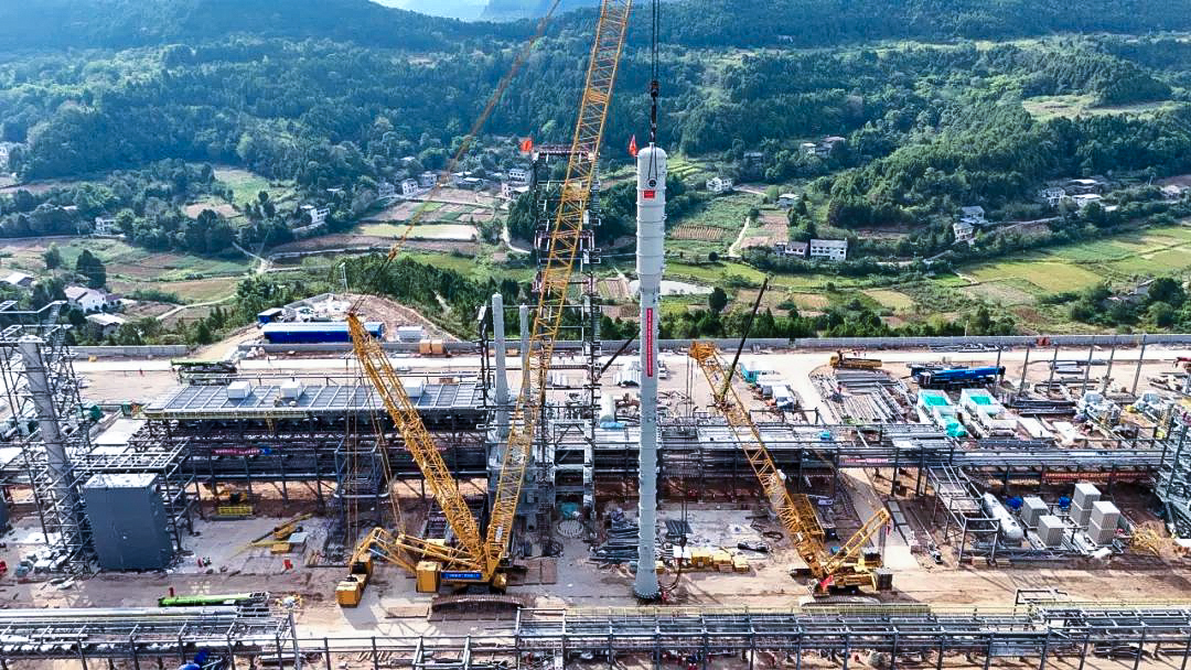 一次性成功！三亿体育履带兄弟助力大型油气田最长整体塔类吊装