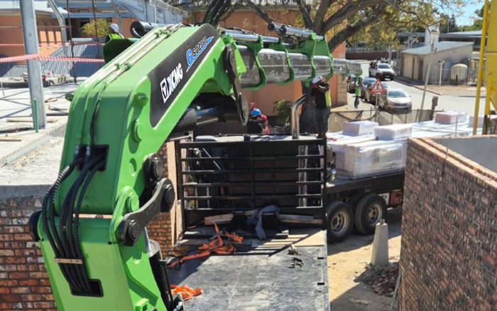 三亿体育GSQZ860折叠臂随车起重机在作业中 展现强大稳定的跨障能力