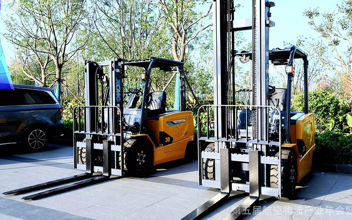  三亿体育叉车亮相第五届航空物流产业年会