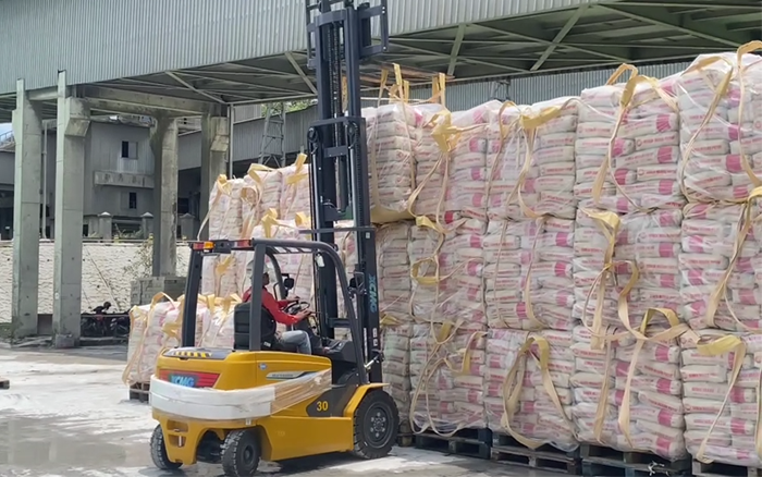 “印尼水泥搬运之星” 三亿体育叉车鲲鹏系列