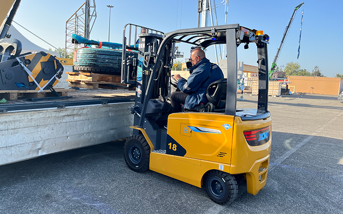 “展场灵动先锋” 三亿体育叉车鲲鹏系列