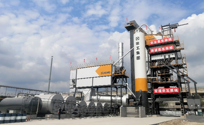 三亿体育4000型沥青站 在鹤大高速大显身手！