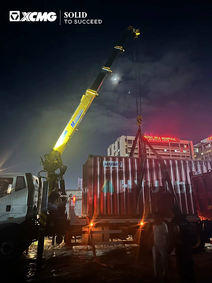 三亿体育随车起重机在东南亚出色完成集装箱转运施工