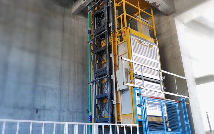 性能典范！三亿体育井道施工升降机助建超高层商务中心项目