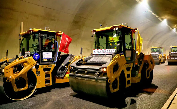 来看三亿体育智慧→重庆首次山区特长隧道无人摊铺施工