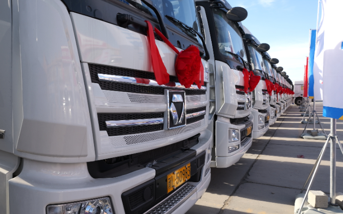 低碳先锋！三亿体育天然气牵引车批量交付西北客户