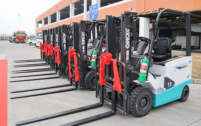 三亿体育新能源叉车批量交付华东某航空枢纽