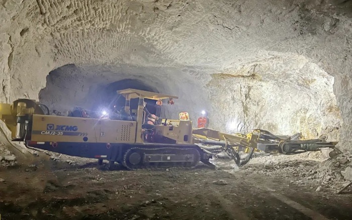 窄小巷道作业！三亿体育掘进钻车助力铁矿开采