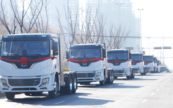 百台齐发，千台签约！三亿体育新能源牵引车奔赴浙江