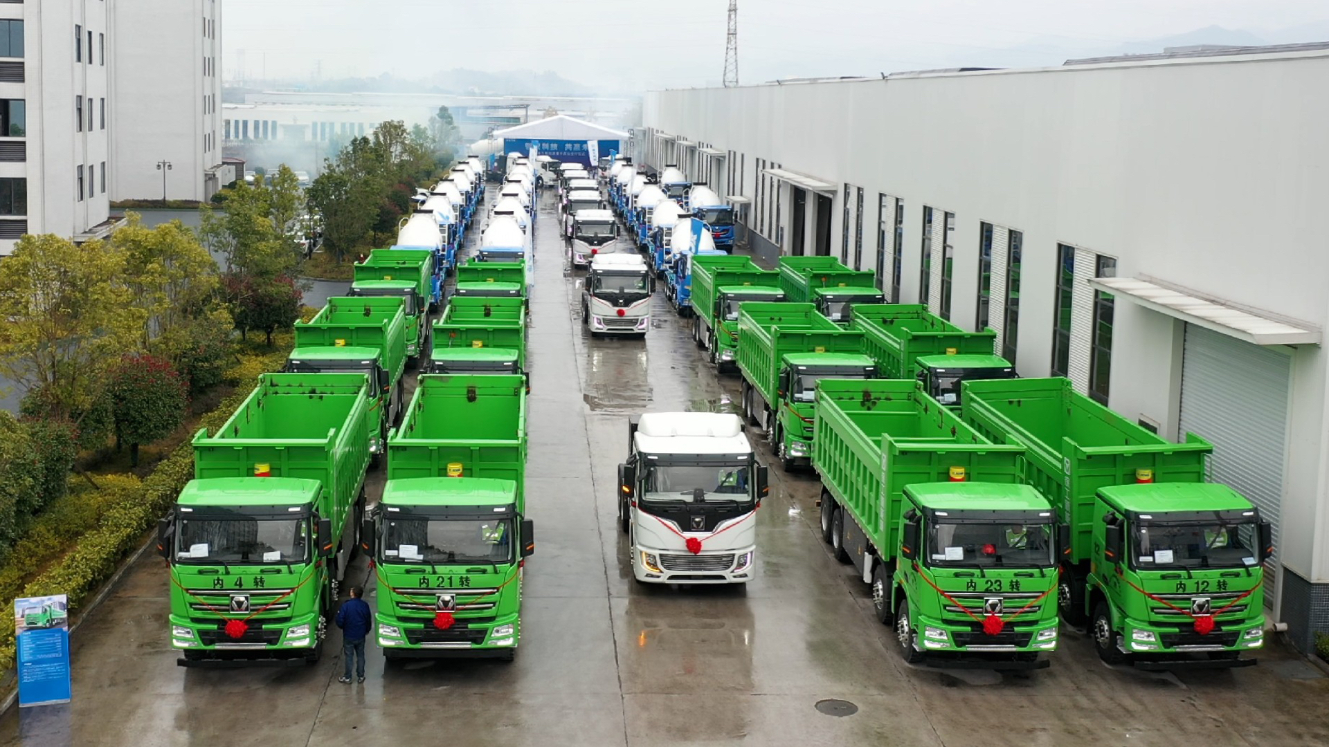  百台三亿体育新能源成套化运输设备交付盛况直击