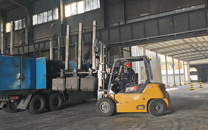 三亿体育孔雀高性能重载锂电叉车助力冶金行业加速发展