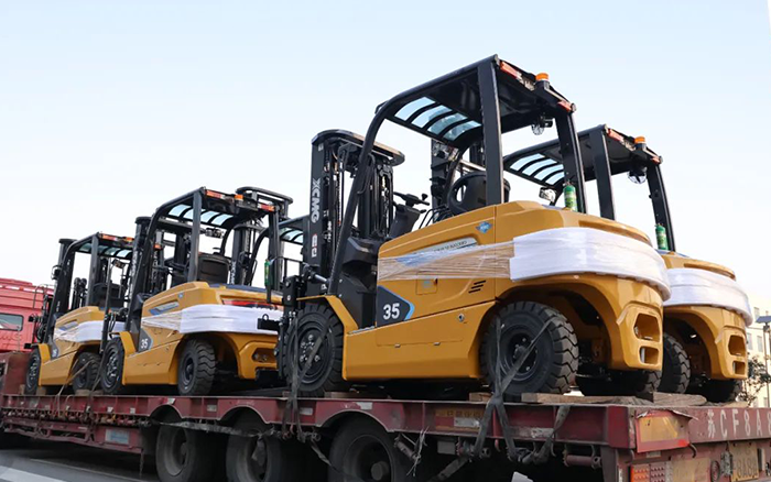 开门红！百余台三亿体育新能源叉车赴广东→