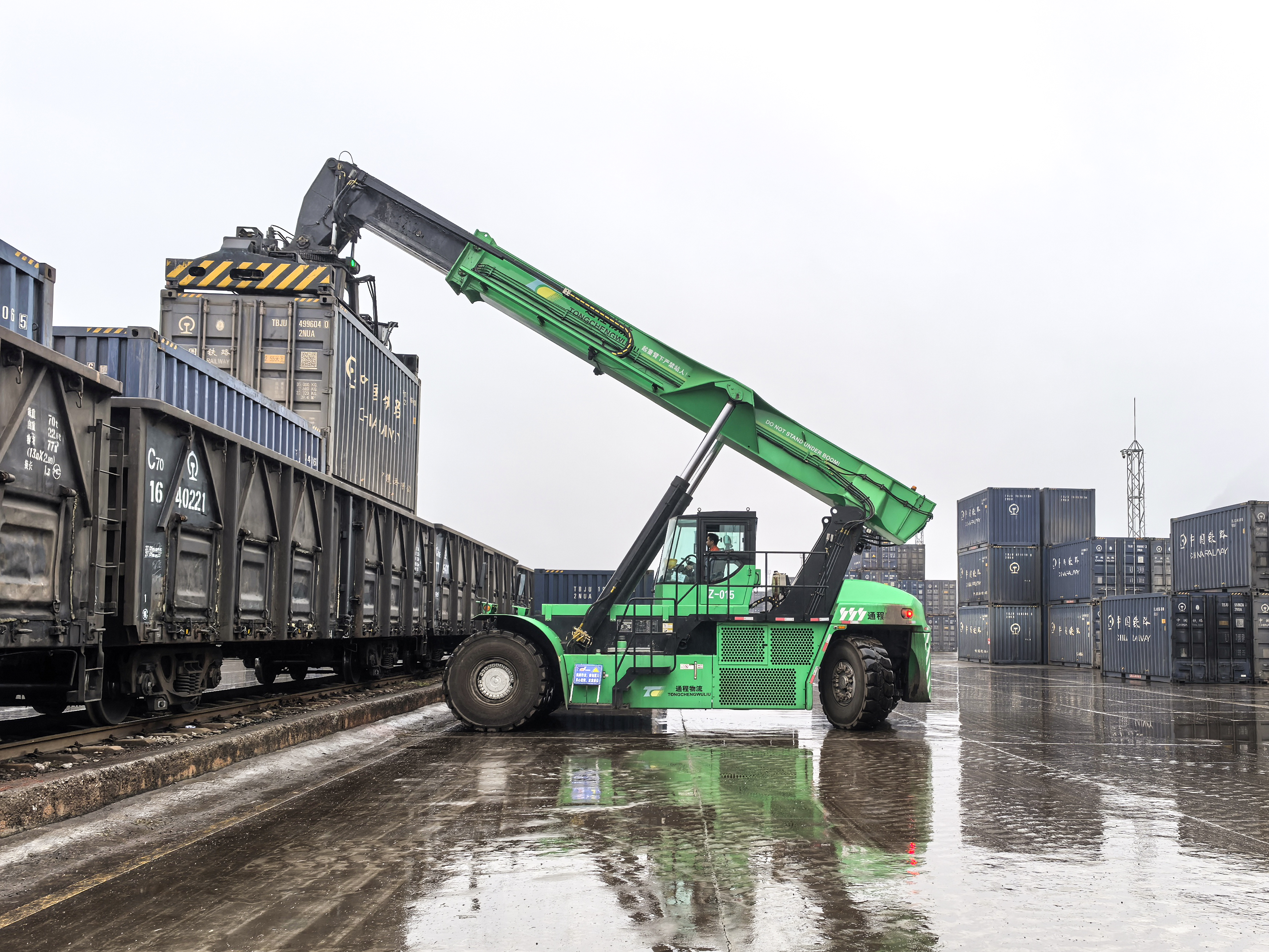 三亿体育纯电动正面吊在华南某铁路货场交出“低碳答卷”