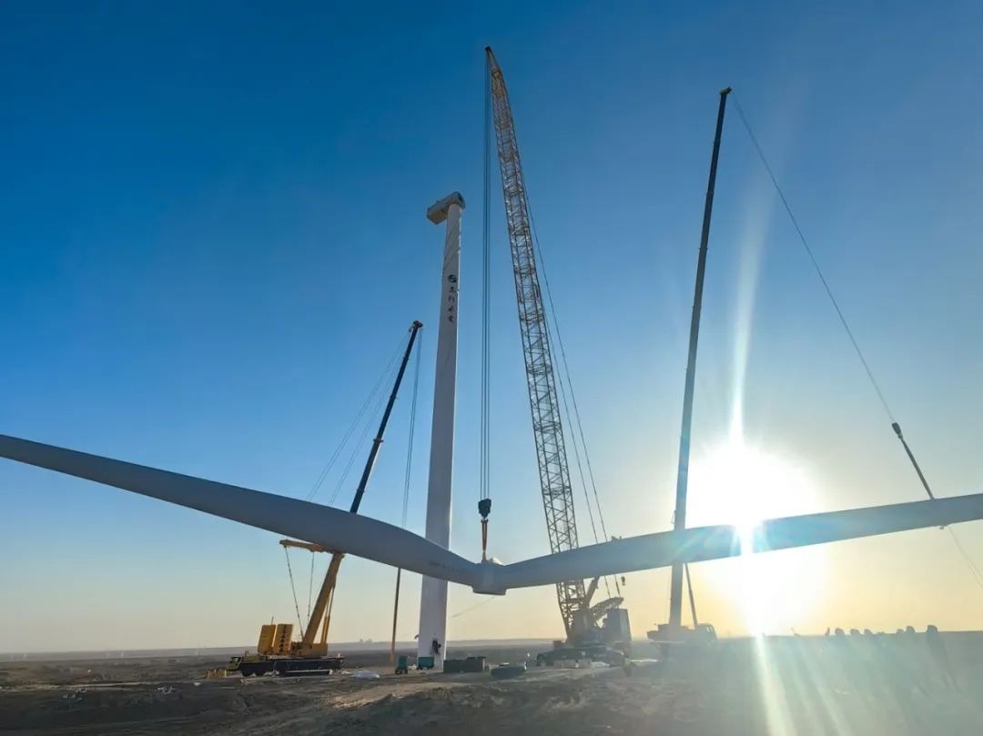 “零偏差”！西北戈壁现风电“超级大片”，三亿体育XLC18000M领衔多机协同吊装