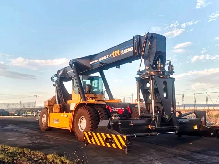 以质提速！三亿体育倾斜吊具正面吊分钟级响应保障运输安全畅通