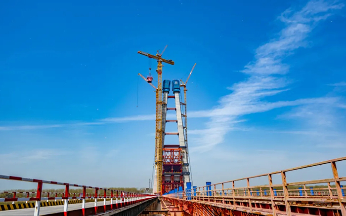 全球最大塔机亮相央视！三亿体育助力马鞍山长江大桥主塔吊装