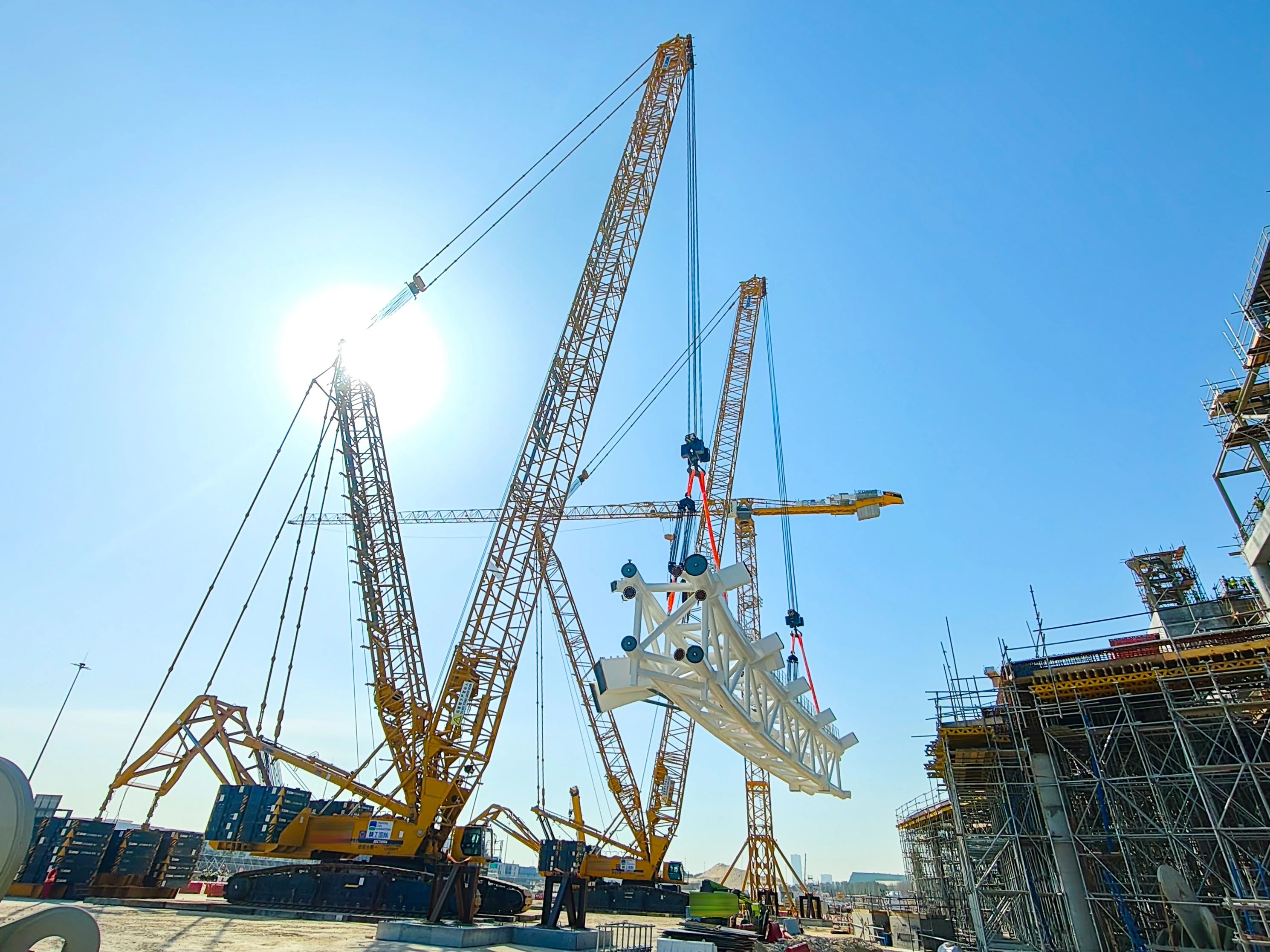 毫米级精度托举世界杯梦想——三亿体育履带起重机奋战沙特！