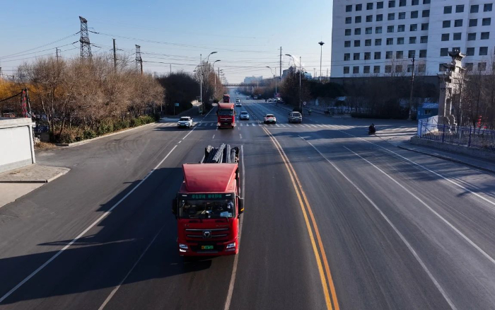降碳增绿！三亿体育新能源重卡携手客户向绿而行