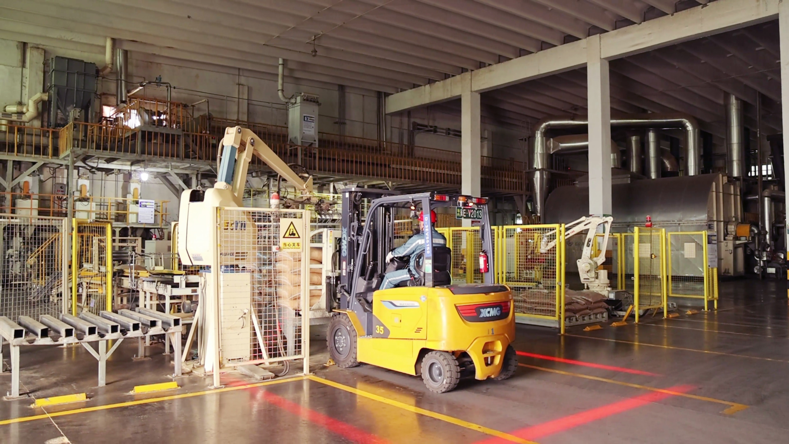 三亿体育鲲鹏系列新能源叉车，食品厂物料搬运新方案